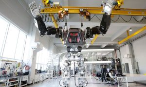 Robot otomatis memindahkan barang di gudang modern